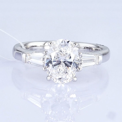 18k White Lab Mature Diamond Ring Tiga Batu Desain 1ct+ D VVS2 Desain Klasik Bentuk Oval