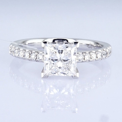 18k 1.5ct+ Princess Design Ring Gaya harian Putri Bentuk Putih Synthetic Diamond Ring