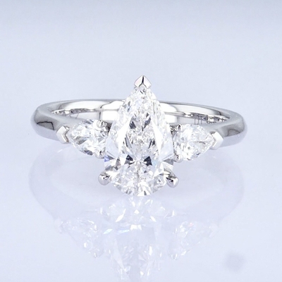Classical Design Pear Shape Diamond Ring Tiga Batu Gaya Putih Lab Menumbuhkan Diamond Ring