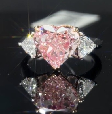 Custom-Made Heart Cut Lab Dibuat Berlian Ring Pink Perhiasan 4.03ct Tiga Batu Gaya