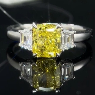 1.22ct Lab Tumbuh Berlian Cincin Dengan Kuning Berlian Tiga Batu Gaya Perhiasan Custom Made